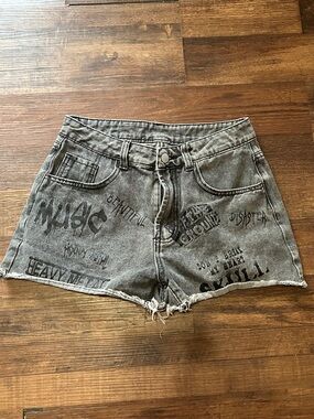ROMWE Gray Distressed Graphic Denim Shorts Size 6 High Rise